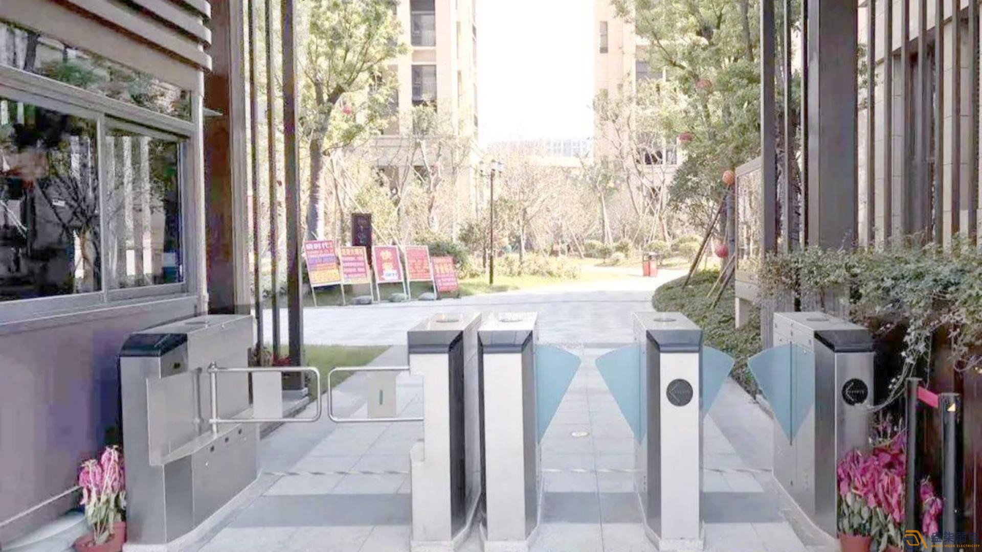 智慧工廠如何選擇適合的通道閘？