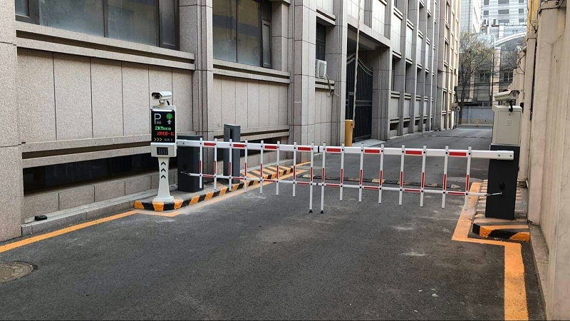 小區(qū)車輛出入管理系統(tǒng)，實現(xiàn)人員及車輛出入管理無人化