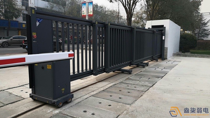 工廠門禁怎么選？三輥閘+一卡通方案更實用