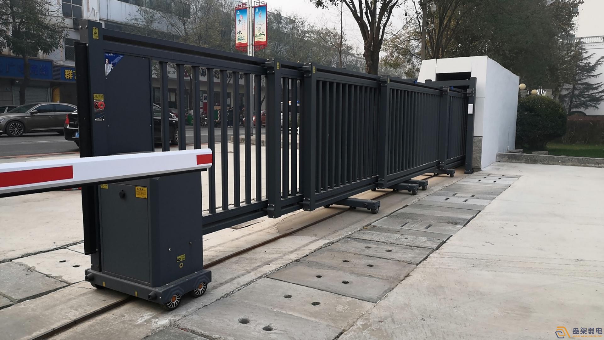 工廠門禁怎么選？三輥閘+一卡通方案更實用